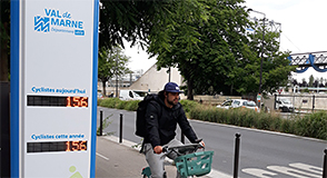 Le Département a mis en service son premier totem de comptage de vélos à Ivry-sur-Seine. Il permettra de mieux répondre aux besoins des cyclistes.