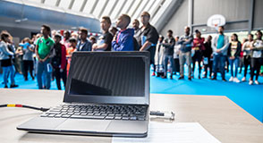 Le Département du Val-de-Marne fait don aux collégiens de 3e des ordinateurs portables « Ordival ».