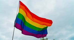 Le combat contre les discriminations continue. Une charte d’engagement LGBT+ a été signée pour renforcer les actions d'inclusion du Département en tant qu'employeur.
