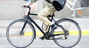 Pour aller au boulot, pensez au vélo ! Le Département met en place un dispositif qui facilite les trajets domicile-travail.