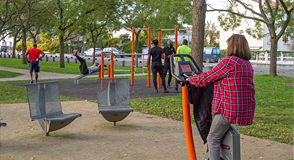 Malgré le confinement, le premier projet du Budget citoyen est déjà réalisé ! Une aire de fitness a été posée au parc départemental du Plateau à Champigny-sur-Marne.