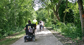 Participez à une balade pensée pour les personnes en situation de handicap. Jeudi 15 juillet, parcourez la coulée verte, la Tégéval, depuis le parc de la Plage-Bleue à Valenton.