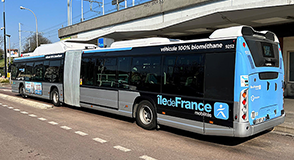 Les transports en commun se transforment avec des bus convertis au biométhane ou roulant au GTL, pour réduire les émissions de polluants et de carbone.