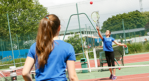 Pour encourager la pratique sportive des filles, la collectivité subventionne la licence de sport UNSS pour les collégiennes.