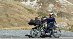A 71 ans, cet ancien entra&icirc;neur de gymnastique devenu parapl&eacute;gique multiplie les exploits. D&eacute;couvrez Robert Marchant et son dernier d&eacute;fi sportif fou... qui invite au d&eacute;passement de soi. 