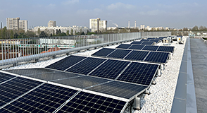Depuis le 26 mai, les  900 m² de panneaux photovoltaïques du bâtiment Eiffel sont en fonctionnement : ils illustrent l’engagement sans précédent du Département du Val-de-Marne en matière de développement du recours aux énergies renouvelables.