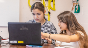 Chaque année, le Département remet gratuitement un ordinateur à chaque nouvel élève de 6e scolarisé dans le Val-de-Marne, pour une utilisation à la maison ou au collège. On vous explique tout !