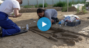 À Ivry-sur-Seine, les équipes de l'INRAP et du service départemental d'archéologie ont mis au jour de nombreux trésors comme des bâtiments en terre crue datant du Néolithique ou encore des sépultures gauloises. Remontez le temps en vidéo !
