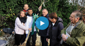 Ce dimanche 26 novembre, lors de la 4e opération "Adopte ton arbre" au parc du Grand Godet à Villeneuve-le-Roi, 650 arbres ont été remis aux Val-de-Marnais, ce qui a permis d’atteindre le cap du 10.000e arbre du Plan 50.000 arbres.