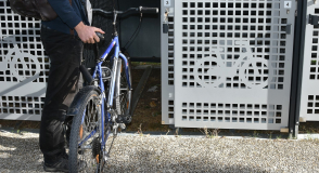 Le saviez-vous ? Le Département subventionne des communes et des bailleurs sociaux pour la réalisation d'aménagements cyclables et de stationnement vélo inscrits au Schéma directeur stratégique vélo.