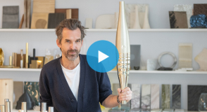 Rencontre avec Mathieu Lehanneur, designer choisi par Paris 2024 pour concevoir la torche et la vasque olympiques. De la réflexion à la conception de cet emblème, retrouvez son témoignage, en direct de ses ateliers à Ivry-sur-Seine.