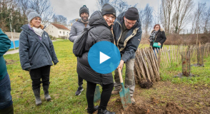 Le 7 février sur la Végétale, 13 adultes atteints de troubles du spectre autistique venus du Foyer d'Accueil Médicalisé de la Pointe du Lac à Créteil, ont planté 70 arbres en compagnie d'Olivier Capitanio, président du Département. Retour en vidéo.
