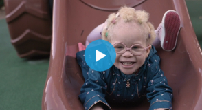 A l’occasion de la journée internationale de sensibilisation à l’albinisme, nous vous proposons de découvrir l’histoire d’Emy-Christy, atteinte d’albinisme et de déficience visuelle, et l’accompagnement mis en place par les équipes du Département. 