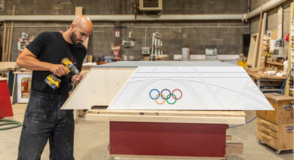 Le saviez-vous&nbsp;? La structure des 94 podiums des Jeux olympiques et paralympiques de Paris 2024 a &eacute;t&eacute; con&ccedil;ue dans notre d&eacute;partement. L&rsquo;entreprise Giffard, bas&eacute;e &agrave; Orly, nous a r&eacute;v&eacute;l&eacute; ses secrets de fabrications&nbsp;! 