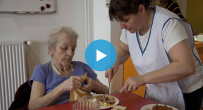 Le saviez-vous ? En Val-de-Marne, on estime le nombre de proches aidants à 230 000. Toute l'année, le Département mène des actions pour les soutenir dans leur quotidien et lutter contre leur sentiment d'isolement et d'épuisement.