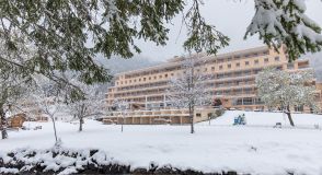 Envie de profiter de la montagne seul, en famille ou entre amis ? Vous pouvez dès à présent réserver votre séjour hivernal dans l’un de nos villages. Direction les Alpes, pour profiter d’un moment de calme, le tout à des tarifs préférentiels.