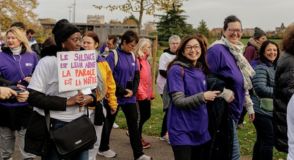 Dimanche, plus de 850 coureurs se sont réunis afin de faire entendre leur voix, lors de la célèbre course contre les violences à l’égard des femmes : la Mirabal. Vous n’y étiez pas ? Laissez nos photos vous y transporter !