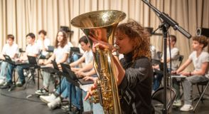 Hier soir, le conservatoire de Rungis a accueilli OVISIR, le premier orchestre Ordival du collège Les Closeaux (Rungis). Accompagnés de la tubiste Fanny Meteier, nos musiciens ont performé lors de leur premier concert. Direction les coulisses !