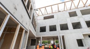 Avec un investissement de 33 millions d’euros, le Département reconstruit le collège Louis-Issaurat à Créteil pour conjuguer performance environnementale et accessibilité. 