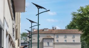 Une première sur les routes départementales ! 22 candélabres photovoltaïques ont été installés sur le quai de la République à Saint-Maurice. Quand économie rime avec écologie...