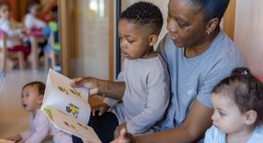 La lecture &agrave; voix haute et les jeux musicaux influencent-ils le d&eacute;veloppement du langage chez les tout-petits&nbsp;? C&rsquo;est la question qu'ont trait&eacute;e les &eacute;tudiants de l&rsquo;universit&eacute; Paris-Nanterre, en collaboration avec 12 cr&egrave;ches d&eacute;partementales.