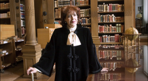 Le nouveau coll&egrave;ge d&rsquo;Ivry-sur-Seine porte le nom d&rsquo;Assia Djebar, grande figure de la litt&eacute;rature francophone et militante pour la libert&eacute; et l&rsquo;&eacute;mancipation des femmes. D&eacute;couvrez le parcours de cette auteure et acad&eacute;micienne embl&eacute;matique.