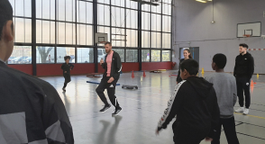 Rencontre inspirante au coll&egrave;ge Jules Ferry&nbsp;! Timoth&eacute;e Adolphe, double m&eacute;daill&eacute; paralympique et agent du Val-de-Marne, a partag&eacute; son exp&eacute;rience avec les &eacute;l&egrave;ves autour du handicap, de l&rsquo;int&eacute;gration&hellip; et m&ecirc;me de quelques ateliers sportifs uniques.